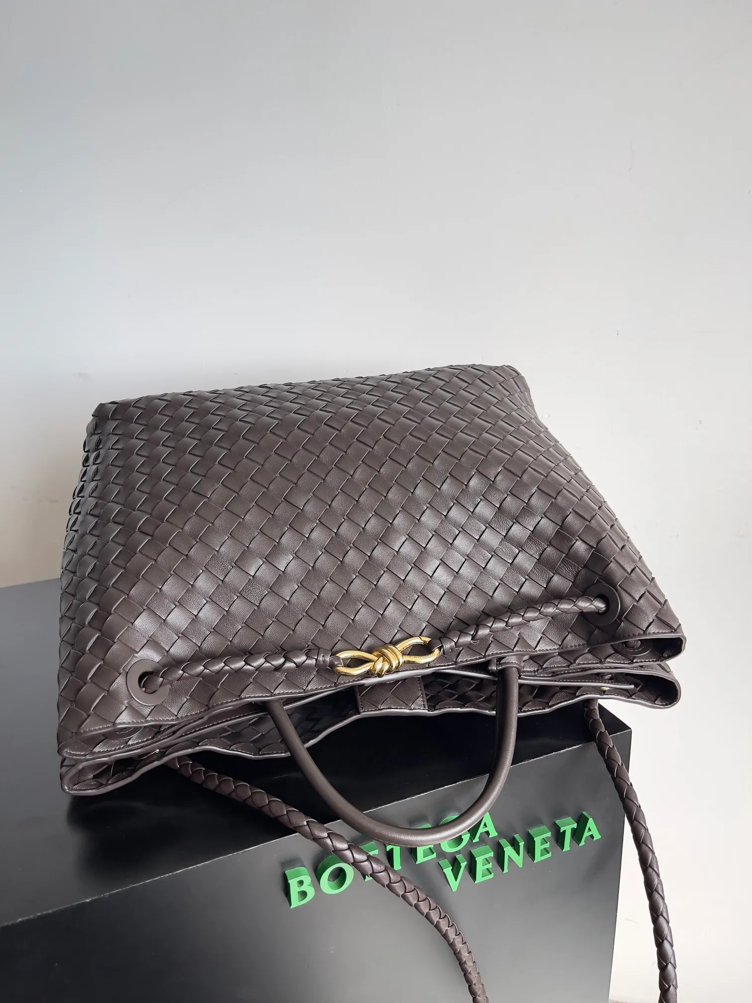 Batch 3760 Recently, the same style of bag that celebrities love is both high-end and practical. Michelle Yeoh, Kim Namjoon, Jing Boran, Tong Liya, Sun Qian, Wu Qianyu, Du Juan, Ma Yili and Bai Baihe are all carrying Bottega Veneta summer series Andiamo handbags. Andiamo has a simple structure and rounded lines. The whole piece is made of Nappa leather. It is comfortable, soft and dynamic. It adds interest to daily life and can be easily matched with various styles. Andiamo handbags are available in three sizes: small, medium and large. There are many colors to choose from, which can meet different needs. You can really carry it whether it is daily or attending events. Style number: 743575 Size: 45*22*34 including handle height 44cm